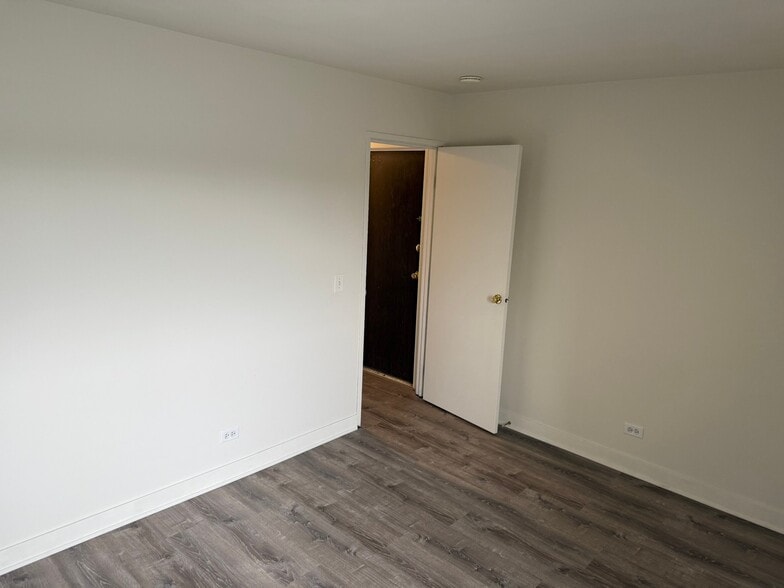 Building Photo - 327 Hawthorne Cir