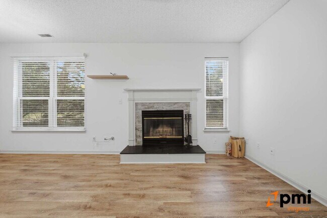 Building Photo - Immaculate 2 Bedroom 2 Bath Condo- Shore Drive