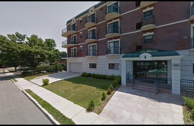 Building Photo - 4 Chelsea Pl