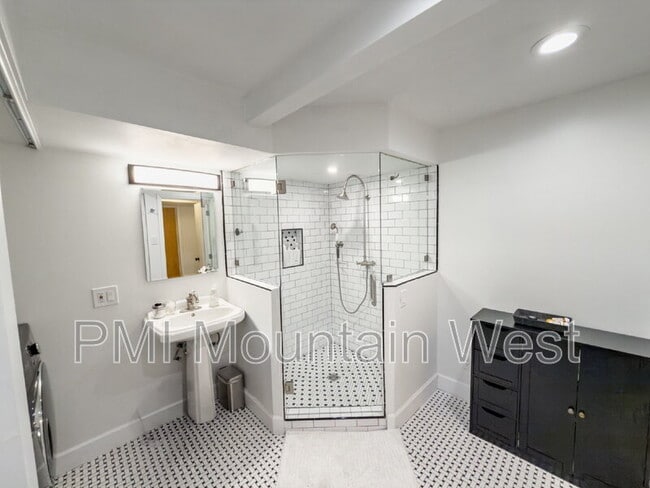 Building Photo - 2323 Bryan Ave