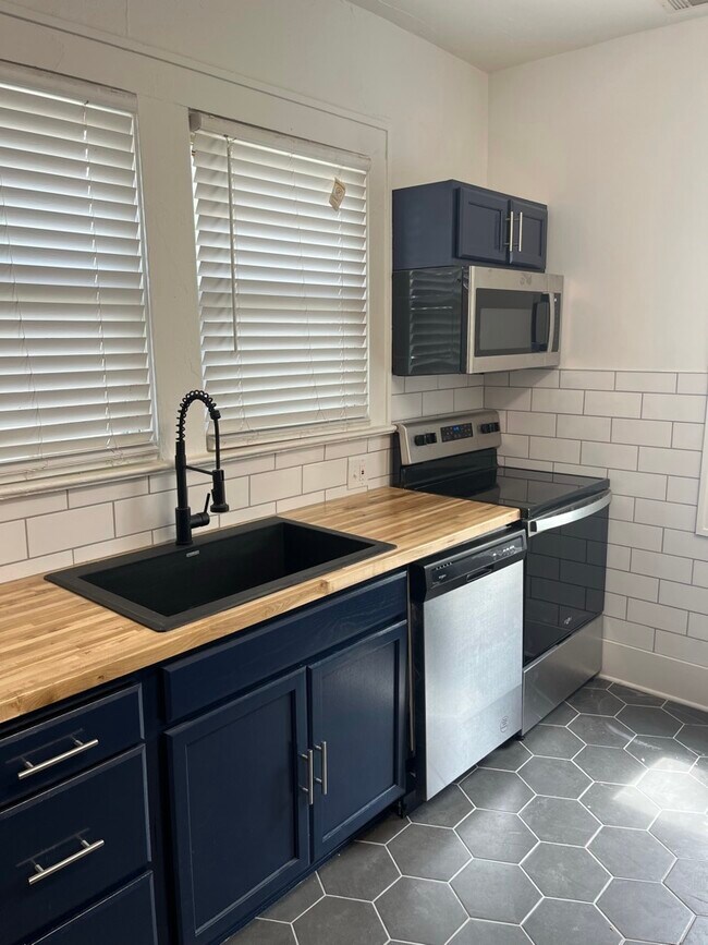 New appliances in kitchen - 722 E 35th St