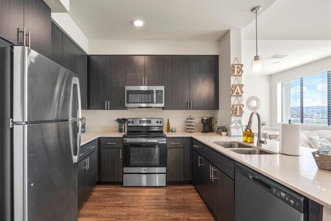 Building Photo - 711 W Broadway Rd