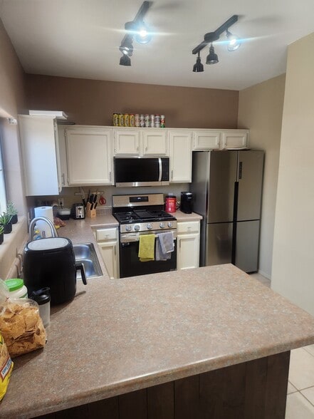 Kitchen - 5910 S Colonial Way