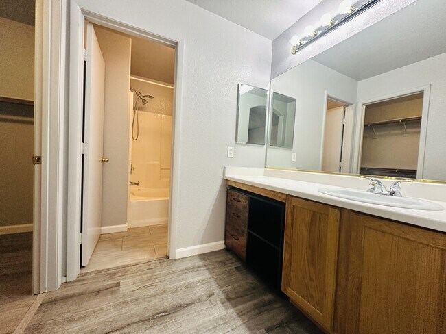 Building Photo - 10911 Vallerosa St