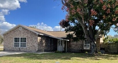 Building Photo - Updated 3/2 In Deltona!