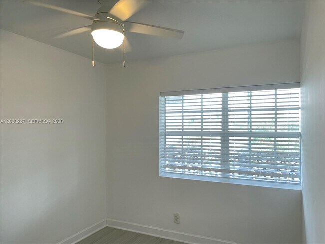 Building Photo - 1450 NE 170th St