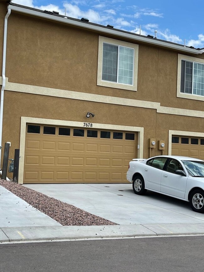 Building Photo - Townhome w/ 2 car garage, A/C-Newer, Low Maintance, & Conviniently Located