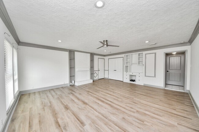 Building Photo - 4503 Hollybrook Ln