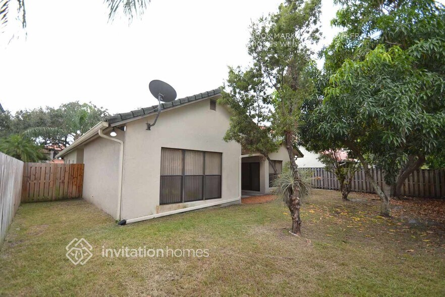 Building Photo - 11571 Waterford Ct