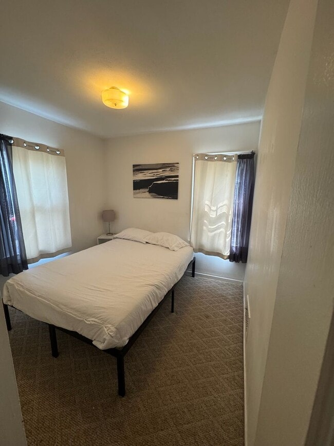 Building Photo - 3 bedroom/ 1.5 bath house Furnished