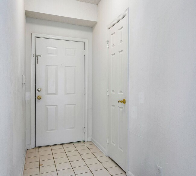 Building Photo - Spacious & Bright Condos Located in Glen A...