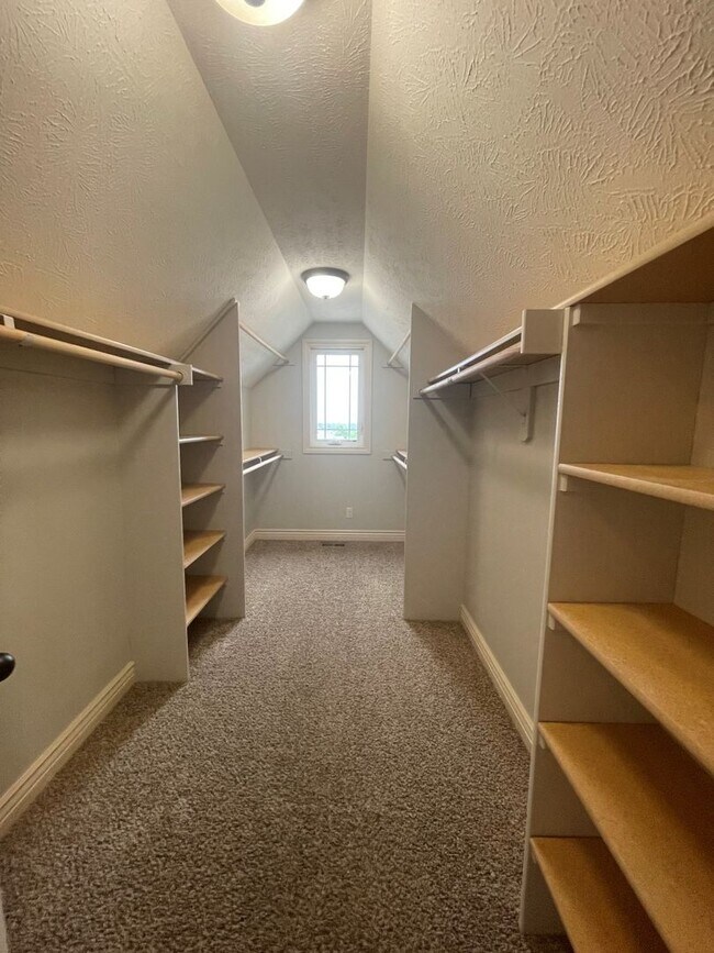 Building Photo - Home For Rent Papillion