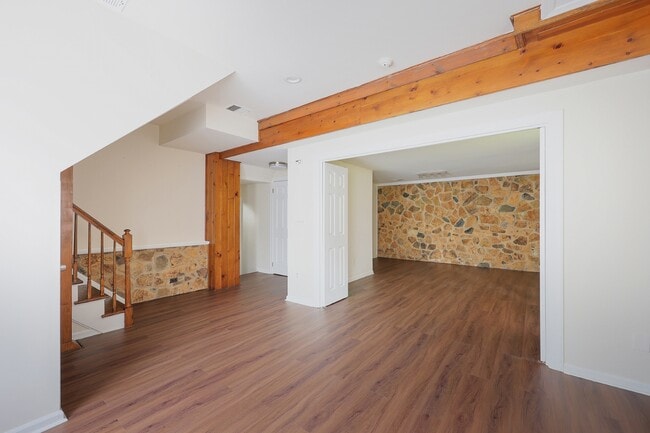 Building Photo - 39 Murray Hill Square