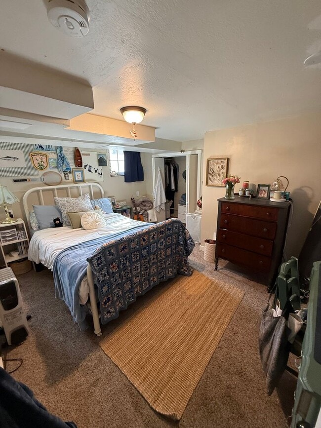 Building Photo - 4 Bedroom, 2 bath Unit very close to Regis University, restaurants and shops