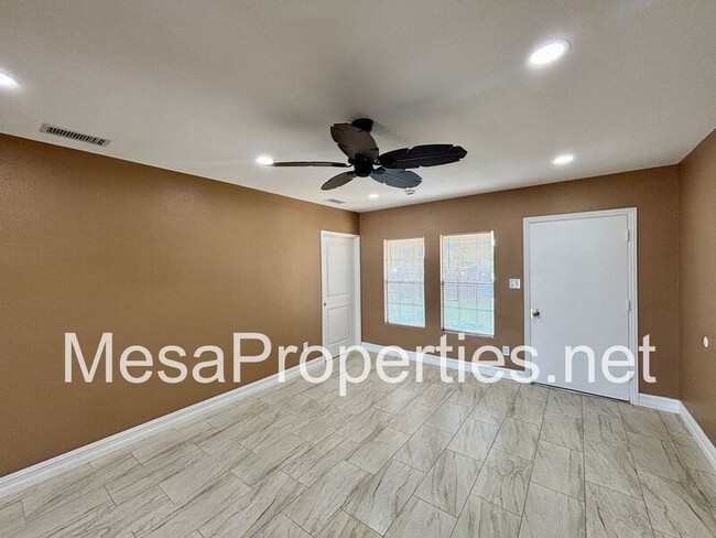 Building Photo - 16059 Iris Dr