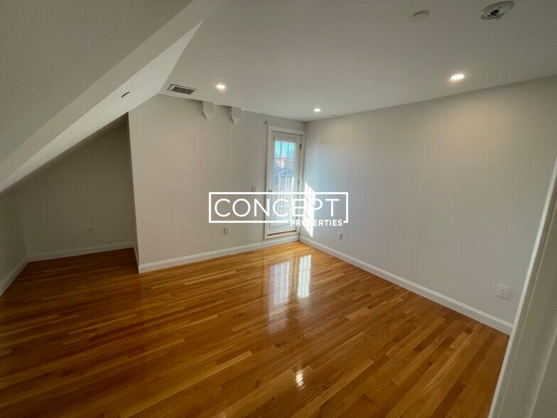 Building Photo - 53 Circuit St