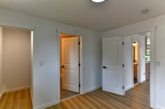 Building Photo - Everett Duplex