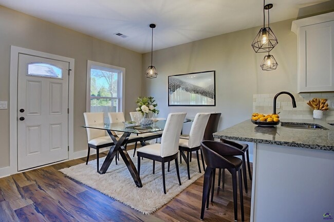 Building Photo - 523 E Chappell St