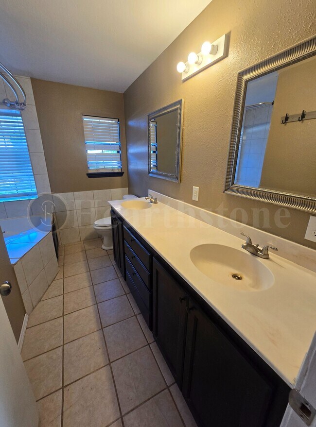 Building Photo - 1307 Gidding St