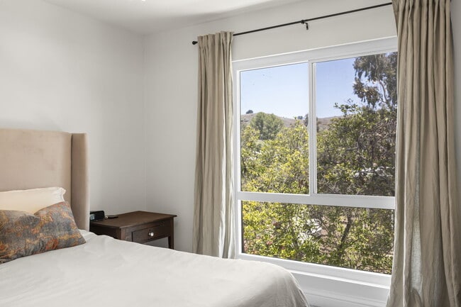 Building Photo - 27462 Country Glen Rd