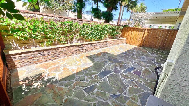 Building Photo - 3-bedroom, 2.5-bath Hampton Court Home Nea...
