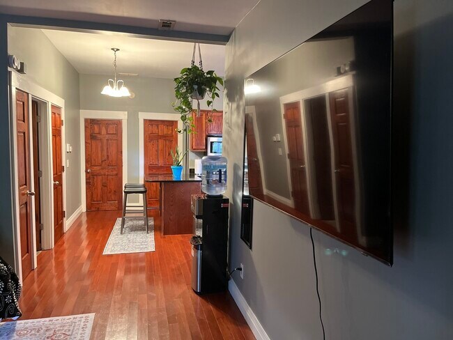 Building Photo - Charming 2-Bed, 2-Bath Main-Floor Home in Indianapolis