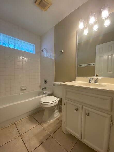 Building Photo - 1209 Swallow Ave