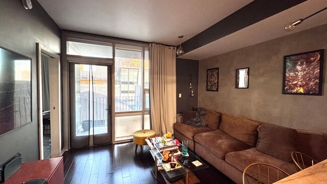 Building Photo - Urban Living with Iconic Views