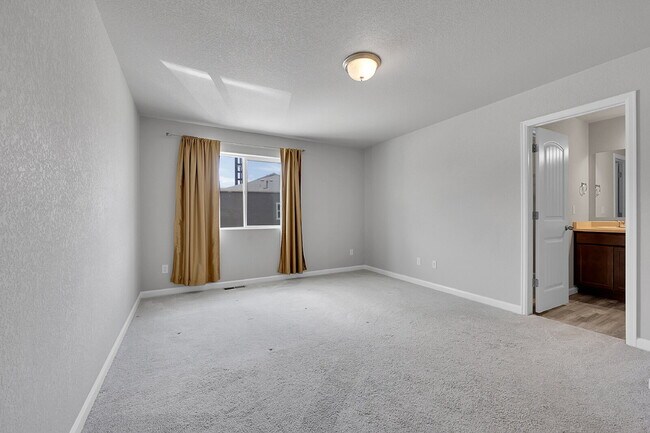 Building Photo - $2,150 - 3 Bed, 2.5 Bath Updated Townhome ...