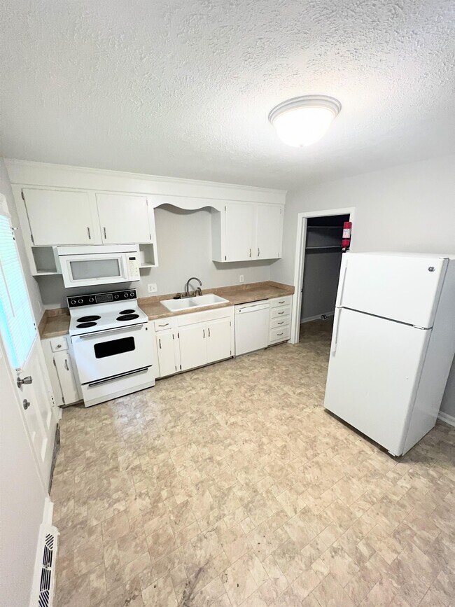 Building Photo - 1039 Oakmont Cir