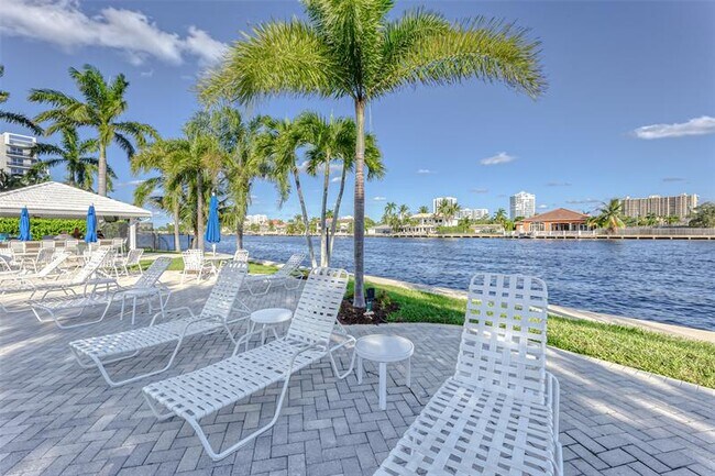 Building Photo - 6295 Bay Club Dr