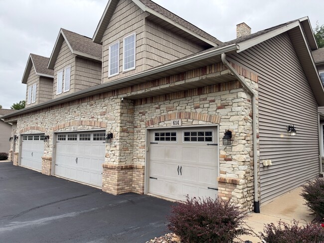 Building Photo - 612 Queens Ct