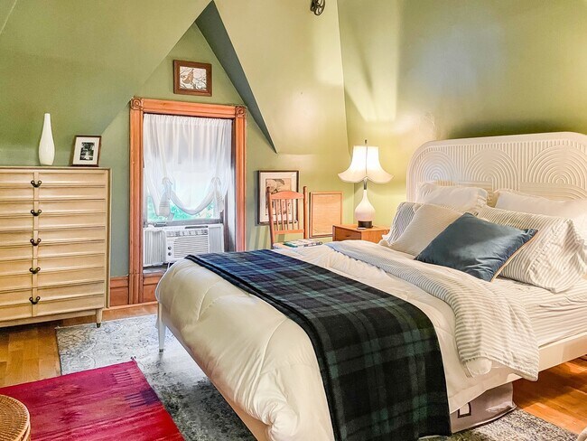 Building Photo - 2156 W Pierce Ave