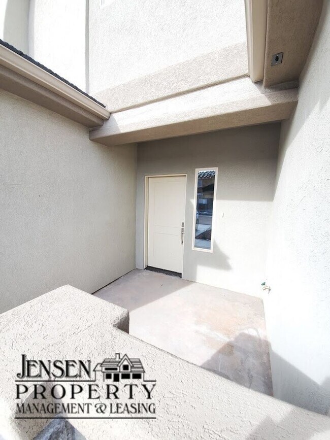 Building Photo - Three Bedroom Red Mountain Vista Town Home