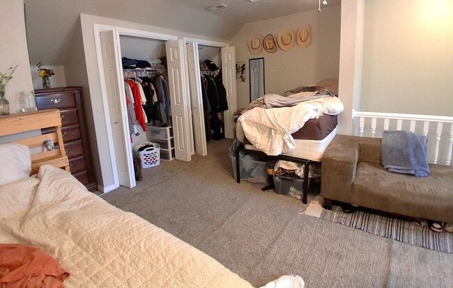 Building Photo - 986 900 E