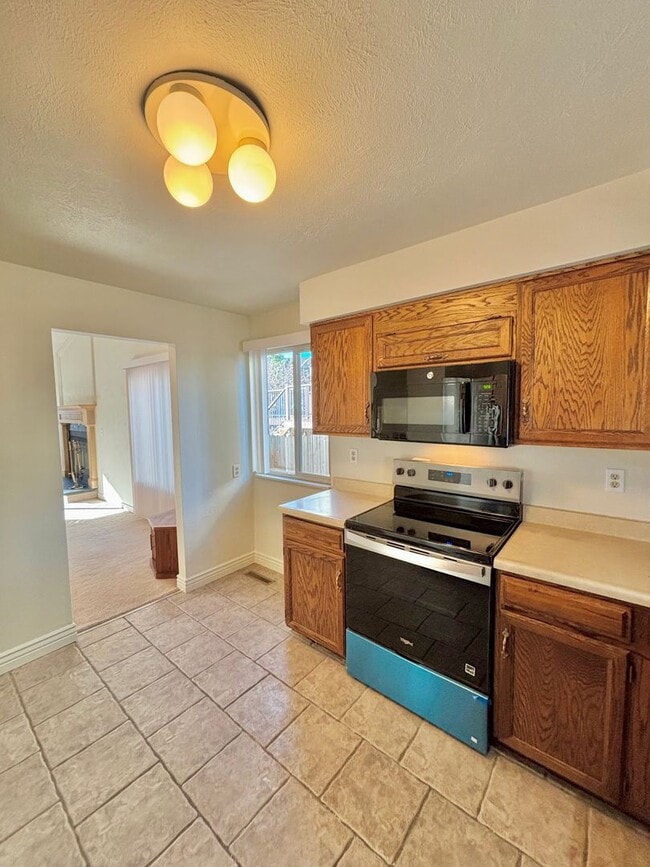 Building Photo - Beautiful 3-Bedroom Home Near Ken Caryl, Parks & Schools!!Available Now!!