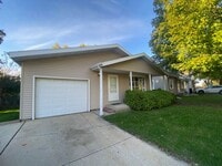 Building Photo - 3 Bedroom Home with Attached Garage!