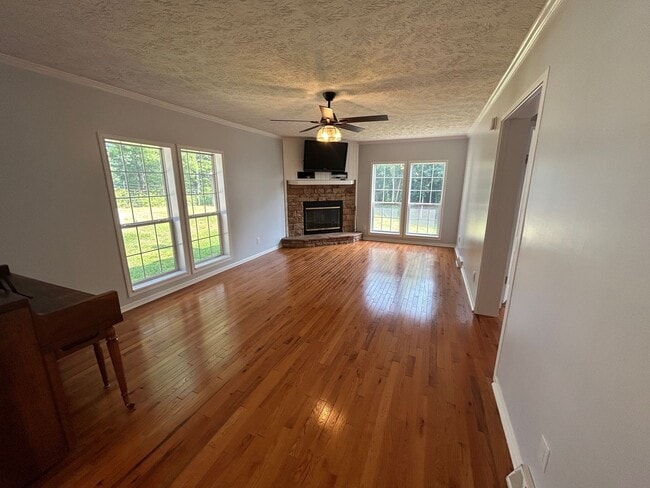 Building Photo - Leicester - Immaculate home on 3/4 acre