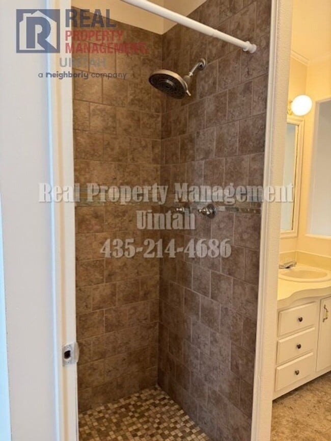 Building Photo - Cute 4 bedroom 2 bath room house