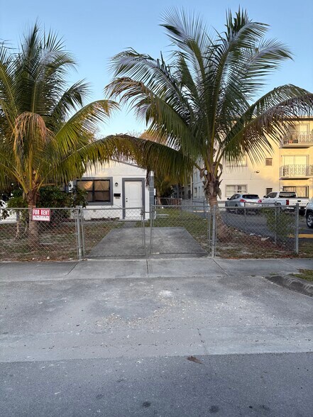 Building Photo - 16182 NE 18th Pl