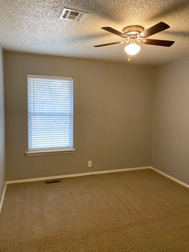 Building Photo - 2805 Summerfield Dr