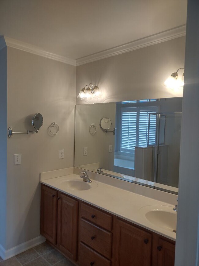 Building Photo - Beautiful and Charming! You Want it and Th...