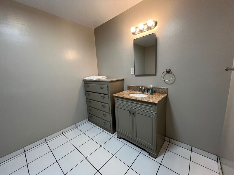 Building Photo - 4015 Calavo Dr