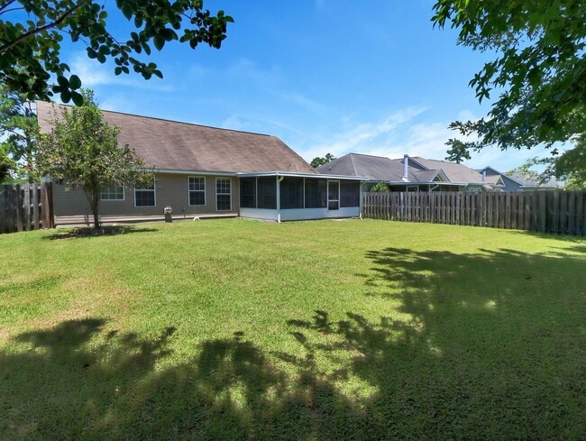 Building Photo - 3 Bed/2 Bath Home in Main Street!