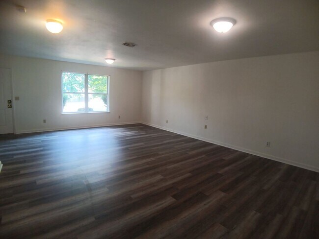 Building Photo - 237 Pheasant Run Dr