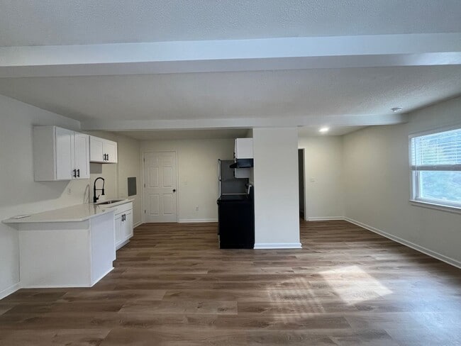 Building Photo - Newley Renovated Studio!