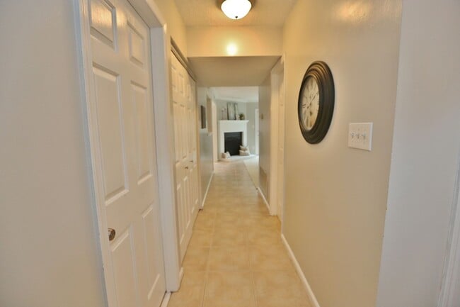 Building Photo - MUST SEE! Charming 3-Bedroom Townhome in Thoroughgood! 1-Car Attached Garage!