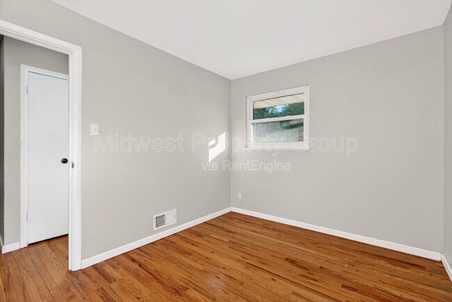 Building Photo - 710 Tyson Dr