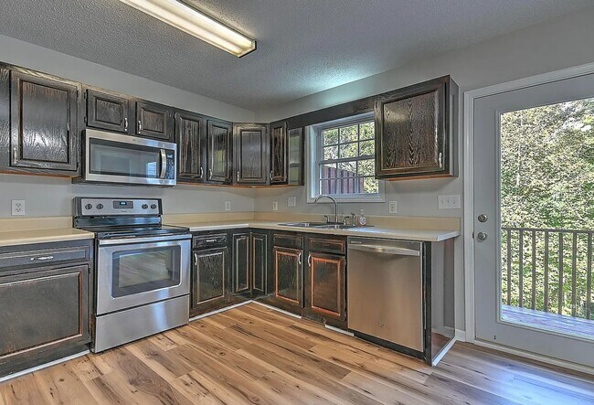 Building Photo - Charming Renovated 2 bedroom/ 3 bath Townhome Near Bristol Country Club – Prime Location!