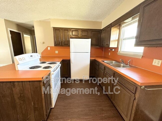 Building Photo - 105 Pine Ave